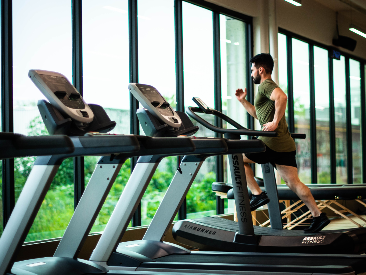The Hombres Saludables Physical Activity Web-Based and Mobile Phone Intervention: Pilot Randomized Controlled Trial With Latino Men