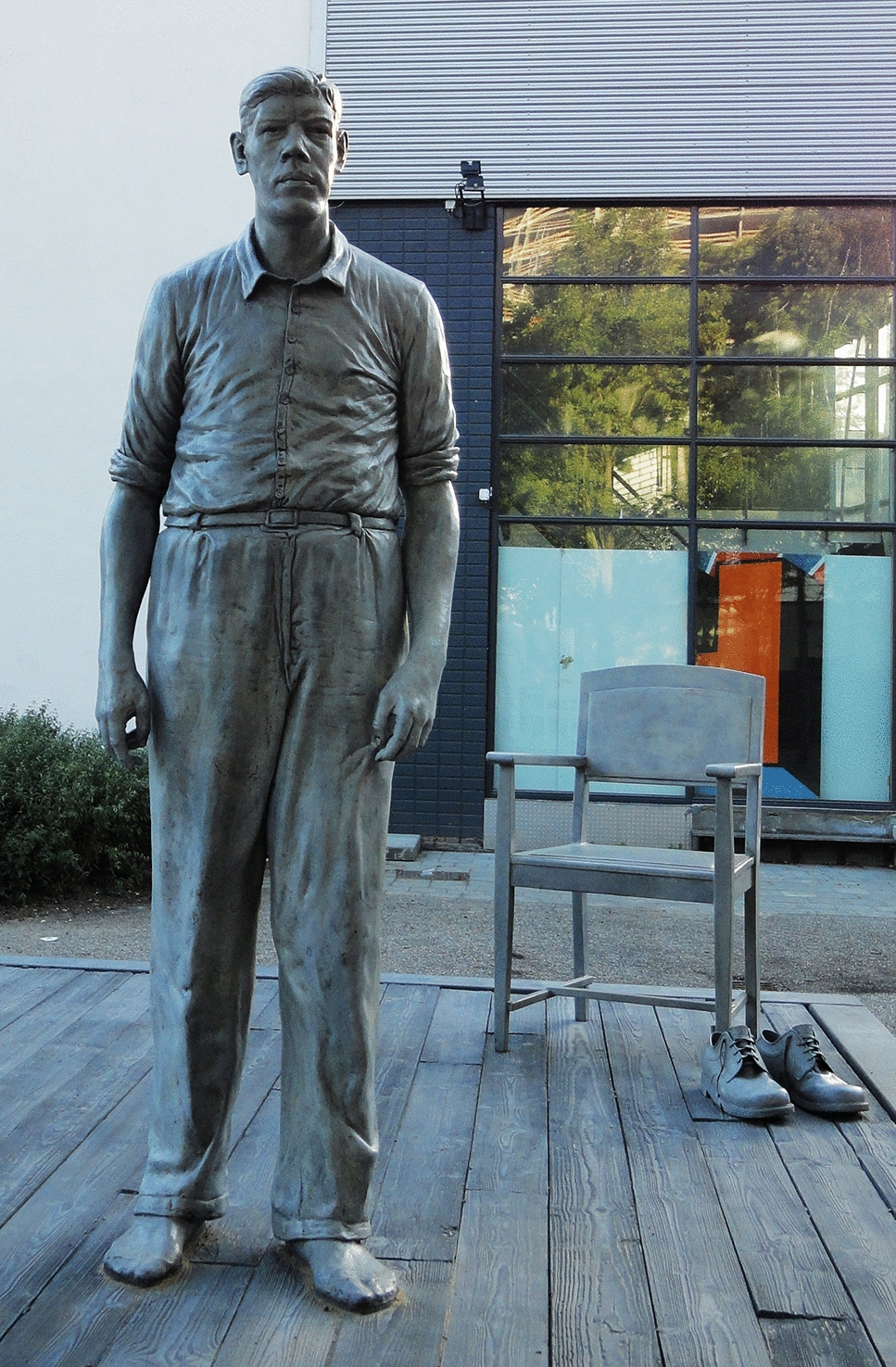A bronze statue of the acromegalic giant Rigardus Rijnhout