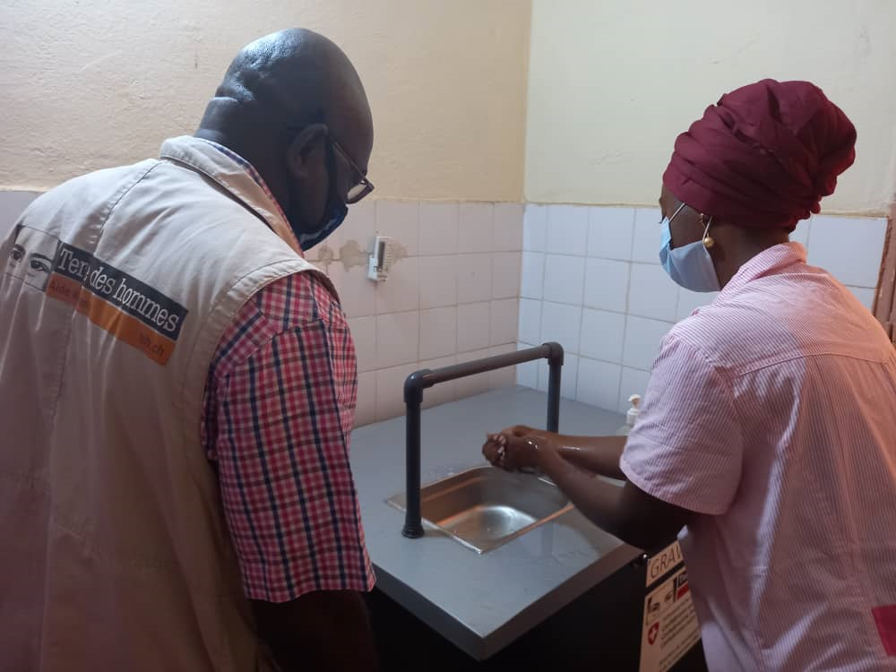 Assessing the Effectiveness of a Multicomponent Intervention on Hand Hygiene and Well-Being in Primary Health Care Centers and Schools Lacking Functional Water Supply in Protracted Conflict Settings: Protocol for a Cluster Randomized Controlled Trial