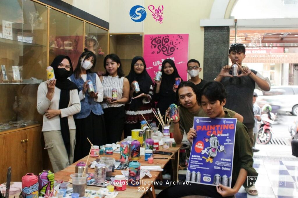 MKBM Students of FSRD UNS Organize Art Class “Painting Can”