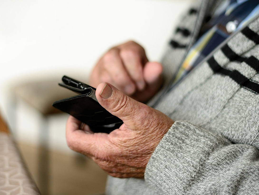 Mobile Health Use by Older Individuals at Risk of Cardiovascular Disease and Type 2 Diabetes Mellitus in an Australian Cohort: Cross-sectional Survey Study