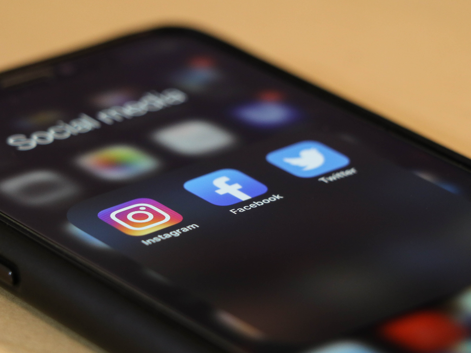 Effects of Social Media Use on Connectivity and Emotions During Pandemic-Induced School Closures: Qualitative Interview Study Among Adolescents