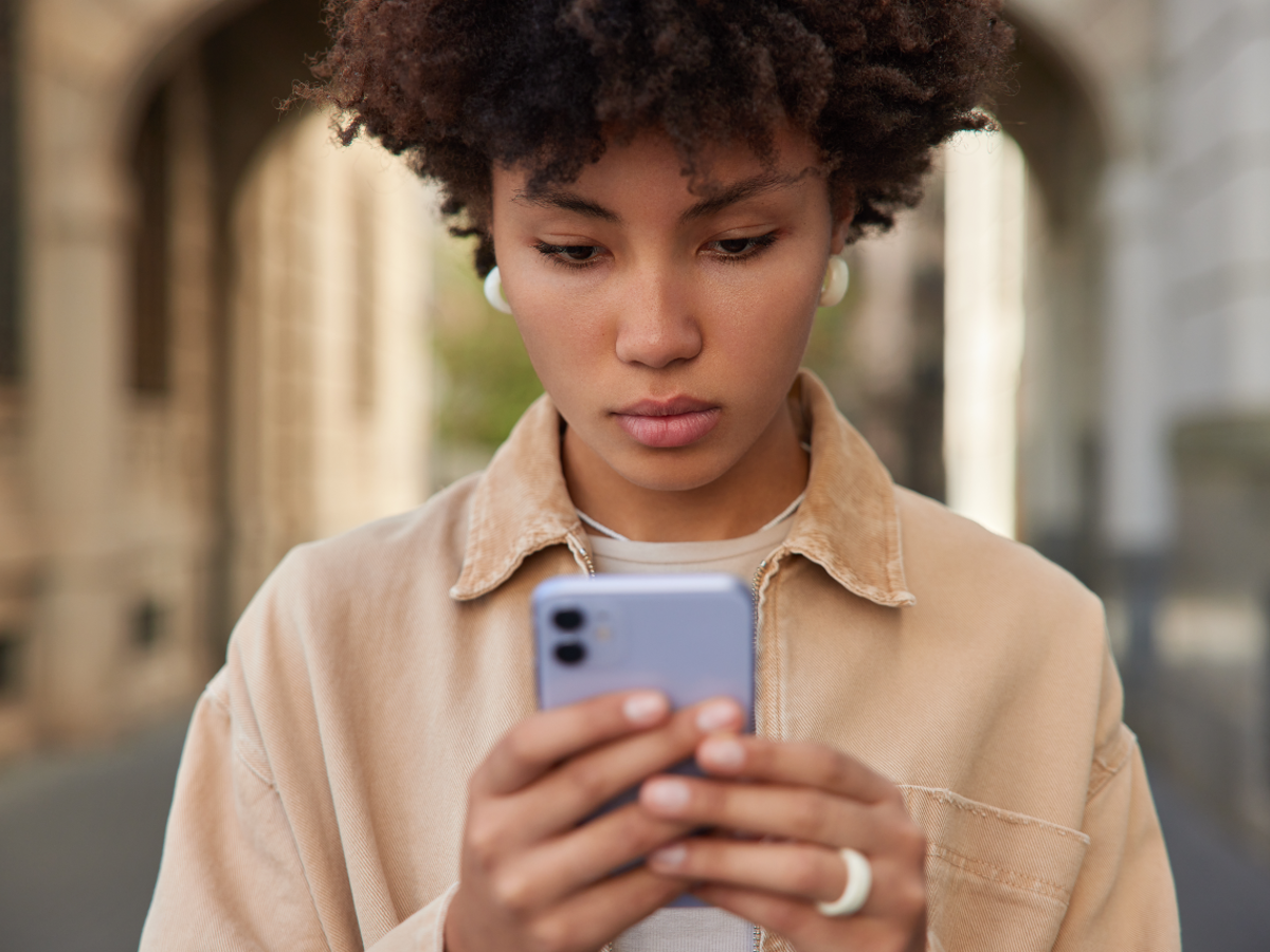 Smartphone-Tracked Digital Markers of Momentary Subjective Stress in College Students: Idiographic Machine Learning Analysis
