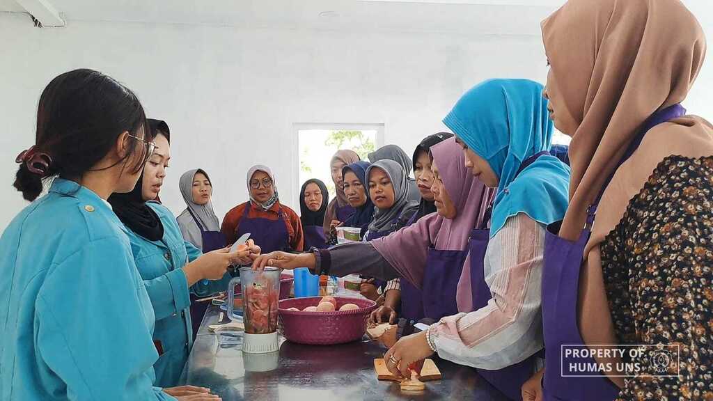 Utilizing Local Fruit, MBKM SV UNS Team Organizes Training on Making Guava Ice Cream and Jam